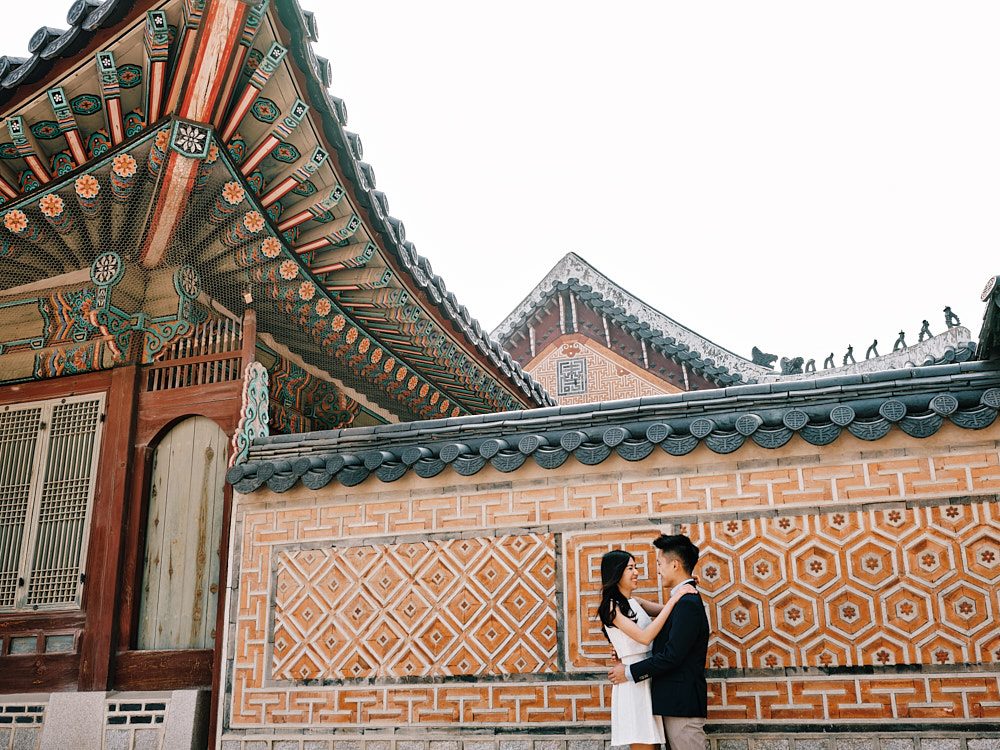 Gyeongbokgung's architecture is gorgeous at any time of the year for a couple session